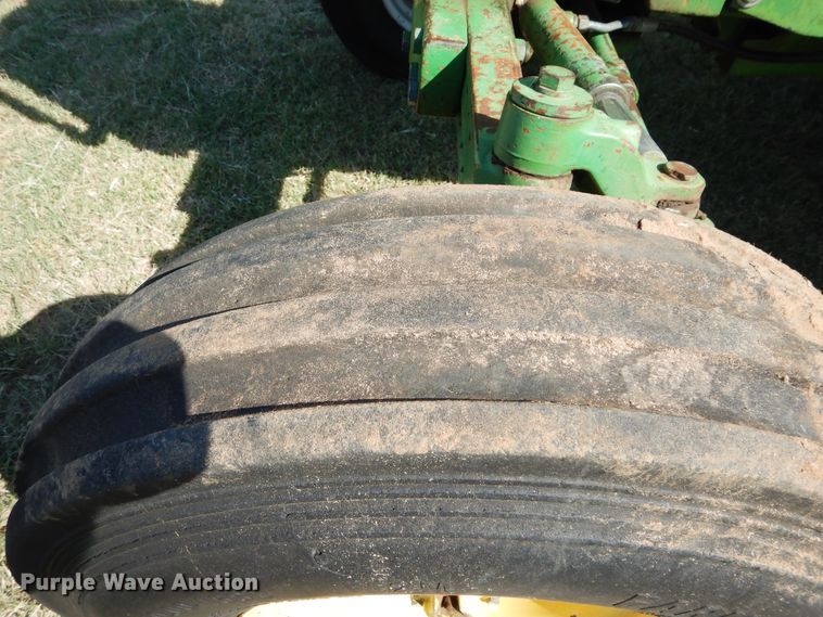 image for item FK9776 1983 John Deere 2750 tractor