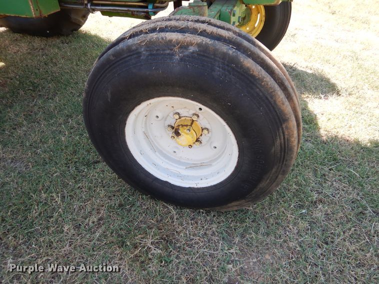 image for item FK9776 1983 John Deere 2750 tractor