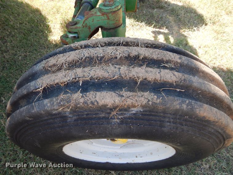 image for item FK9776 1983 John Deere 2750 tractor