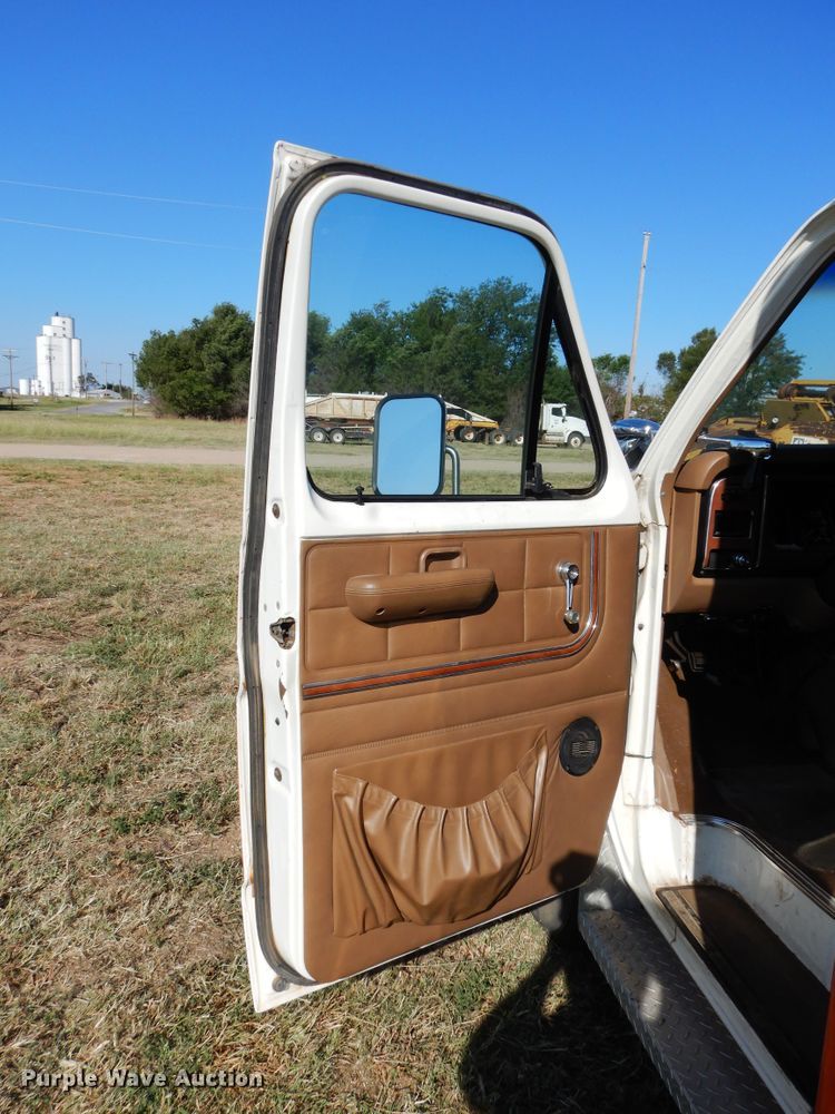 image for item FK9782 1986 Ford Econoline E350 ambulance