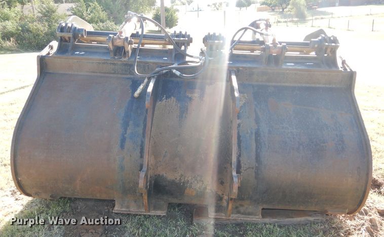 image for item FK9787 93"W loader grapple bucket
