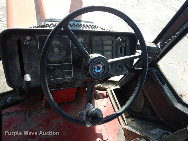 image for item FU9540 International 886 tractor