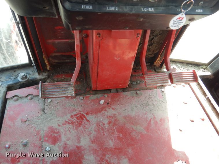 image for item FU9540 International 886 tractor