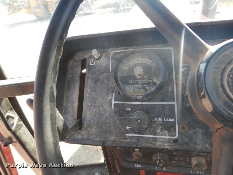 image for item FU9540 International 886 tractor