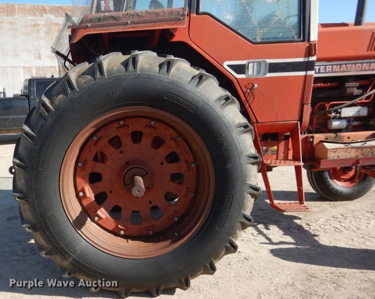 image for item FU9540 International 886 tractor