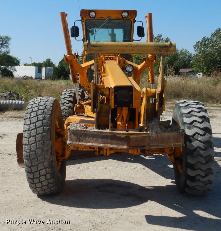 image for item FU9541 1982 John Deere 770A motor grader