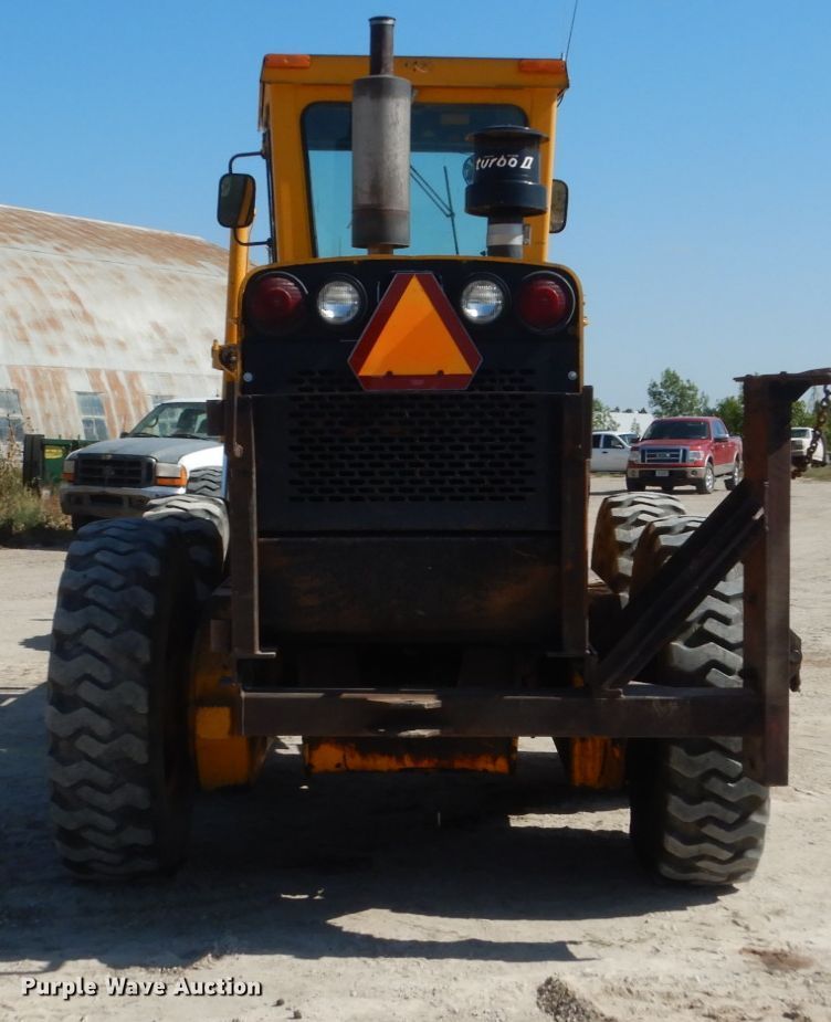 image for item FU9541 1982 John Deere 770A motor grader