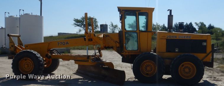 image for item FU9541 1982 John Deere 770A motor grader