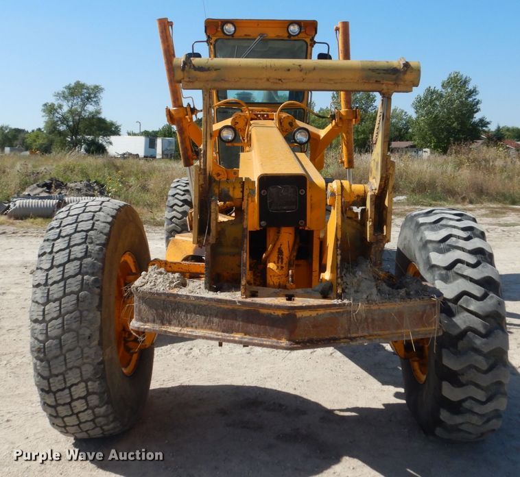 image for item FU9541 1982 John Deere 770A motor grader