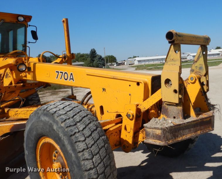 image for item FU9541 1982 John Deere 770A motor grader