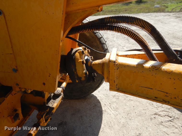 image for item FU9541 1982 John Deere 770A motor grader