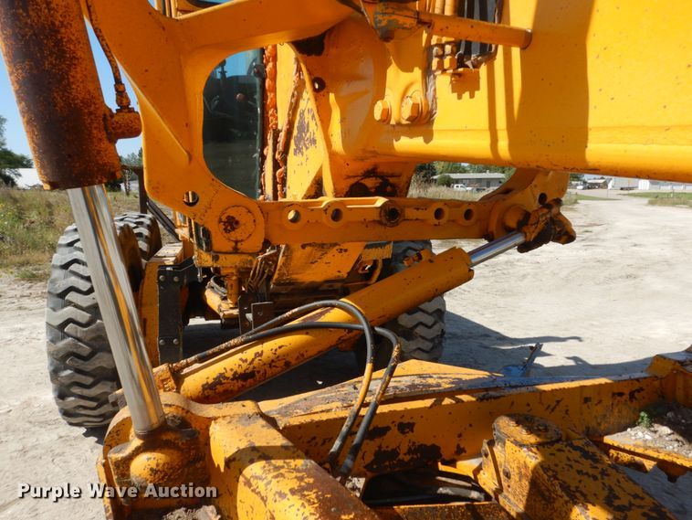 image for item FU9541 1982 John Deere 770A motor grader