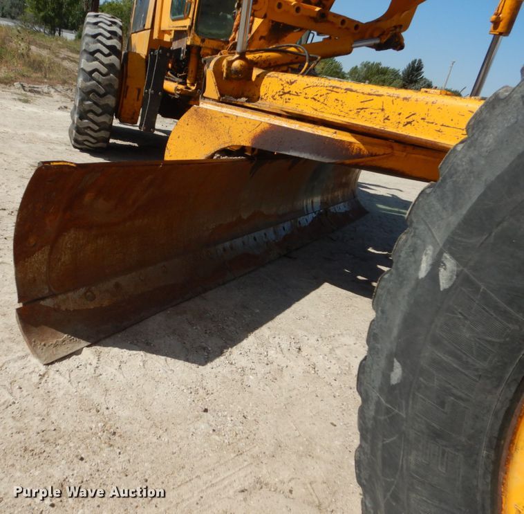 image for item FU9541 1982 John Deere 770A motor grader