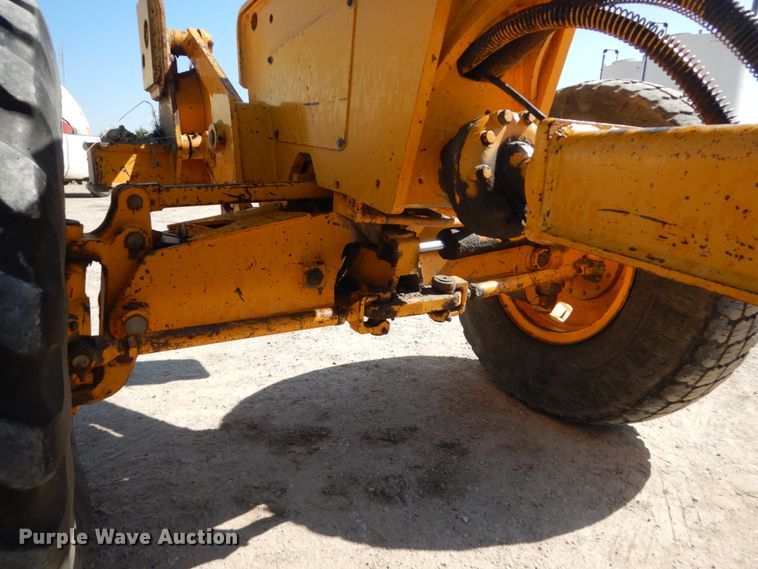 image for item FU9541 1982 John Deere 770A motor grader