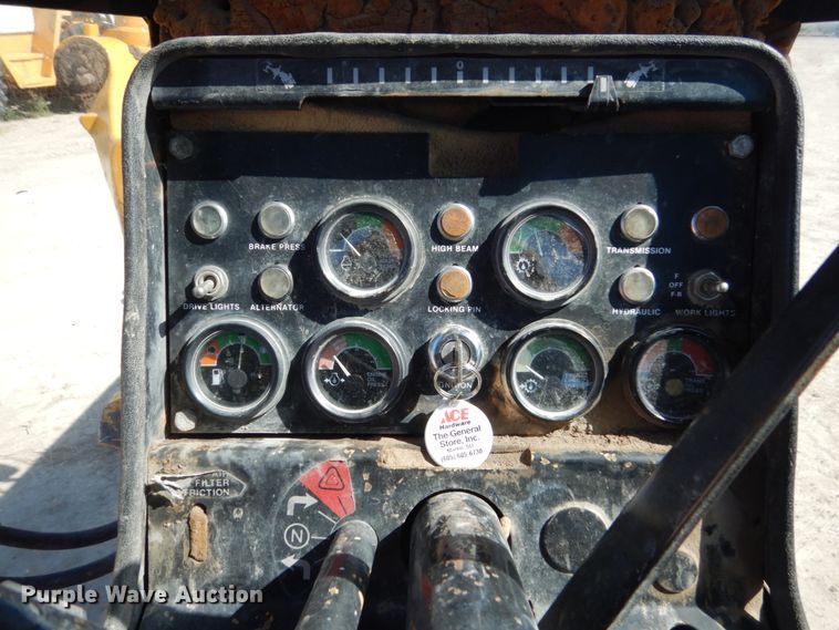 image for item FU9541 1982 John Deere 770A motor grader