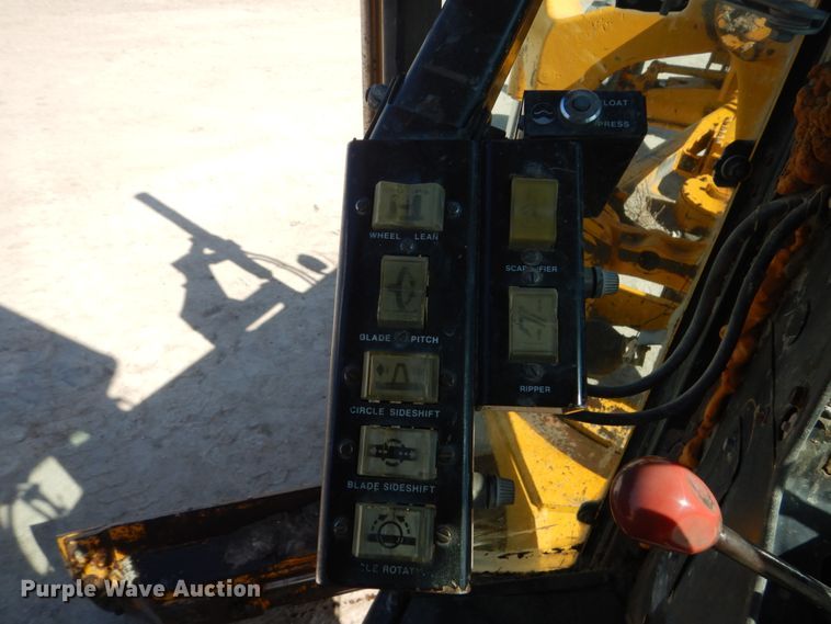 image for item FU9541 1982 John Deere 770A motor grader