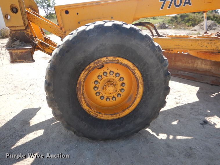 image for item FU9541 1982 John Deere 770A motor grader