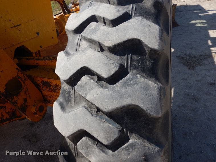 image for item FU9541 1982 John Deere 770A motor grader