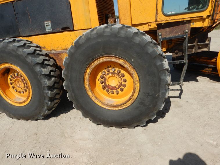 image for item FU9541 1982 John Deere 770A motor grader