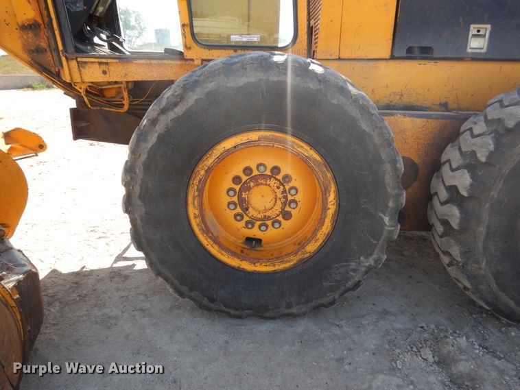 image for item FU9541 1982 John Deere 770A motor grader