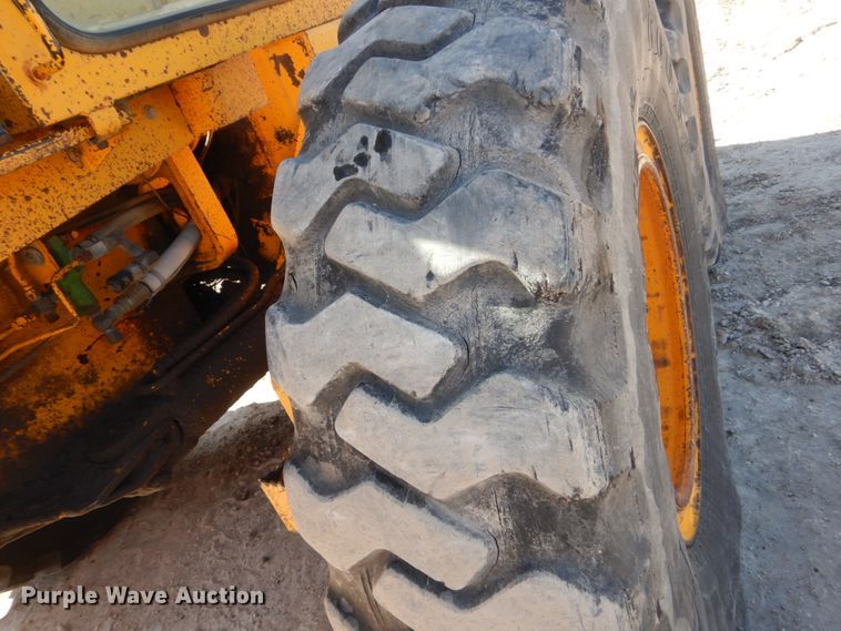 image for item FU9541 1982 John Deere 770A motor grader