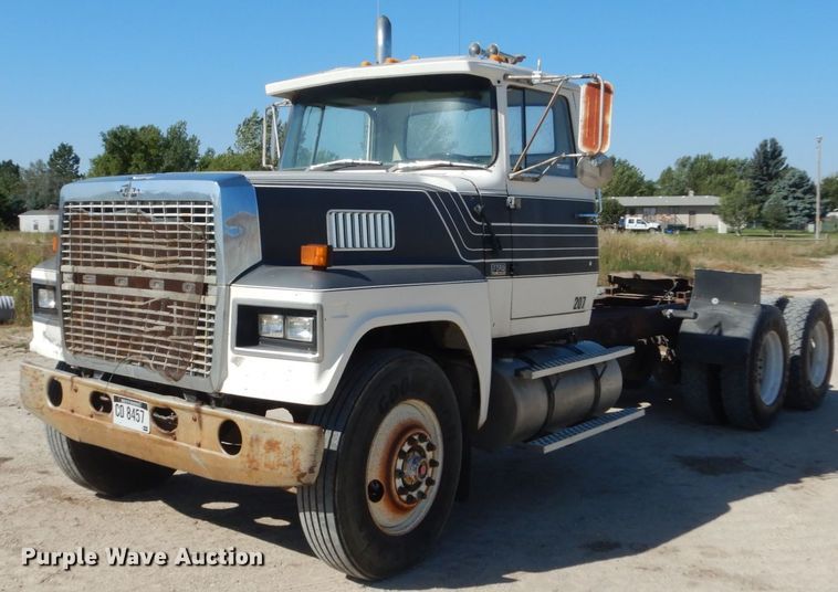 image for item FU9543 1986 Ford LT9000 semi truck
