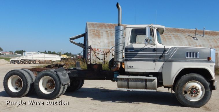 image for item FU9543 1986 Ford LT9000 semi truck