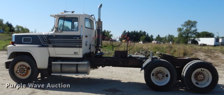 image for item FU9543 1986 Ford LT9000 semi truck