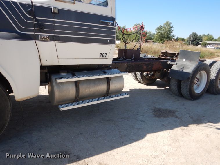image for item FU9543 1986 Ford LT9000 semi truck