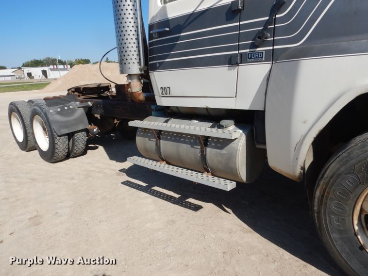 image for item FU9543 1986 Ford LT9000 semi truck