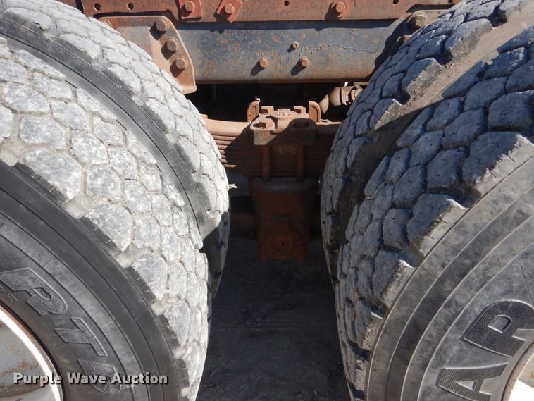 image for item FU9543 1986 Ford LT9000 semi truck