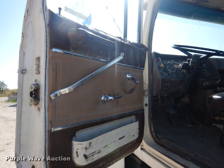 image for item FU9543 1986 Ford LT9000 semi truck