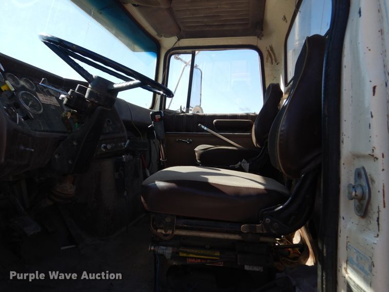 image for item FU9543 1986 Ford LT9000 semi truck