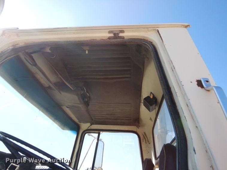 image for item FU9543 1986 Ford LT9000 semi truck