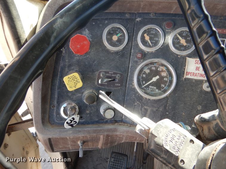 image for item FU9543 1986 Ford LT9000 semi truck