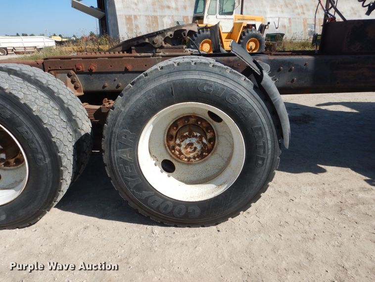 image for item FU9543 1986 Ford LT9000 semi truck