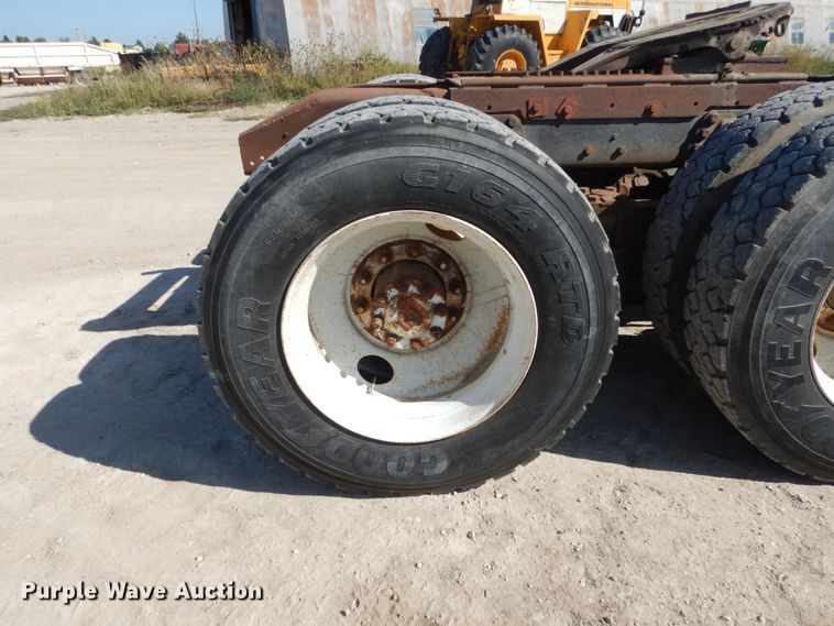 image for item FU9543 1986 Ford LT9000 semi truck