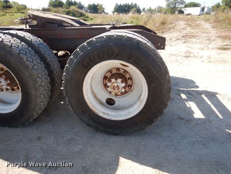 image for item FU9543 1986 Ford LT9000 semi truck