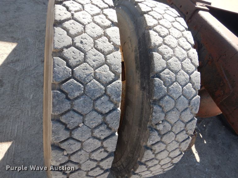 image for item FU9543 1986 Ford LT9000 semi truck