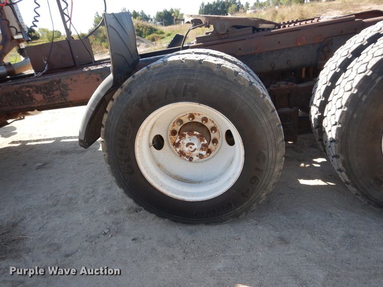 image for item FU9543 1986 Ford LT9000 semi truck