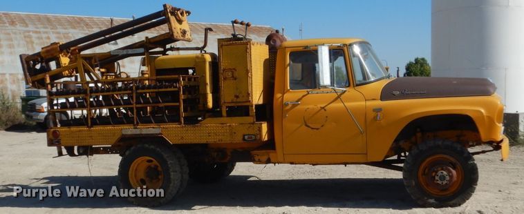 image for item FU9544 1962 International 130 drilling rig truck