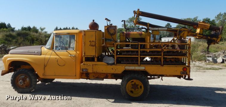 image for item FU9544 1962 International 130 drilling rig truck