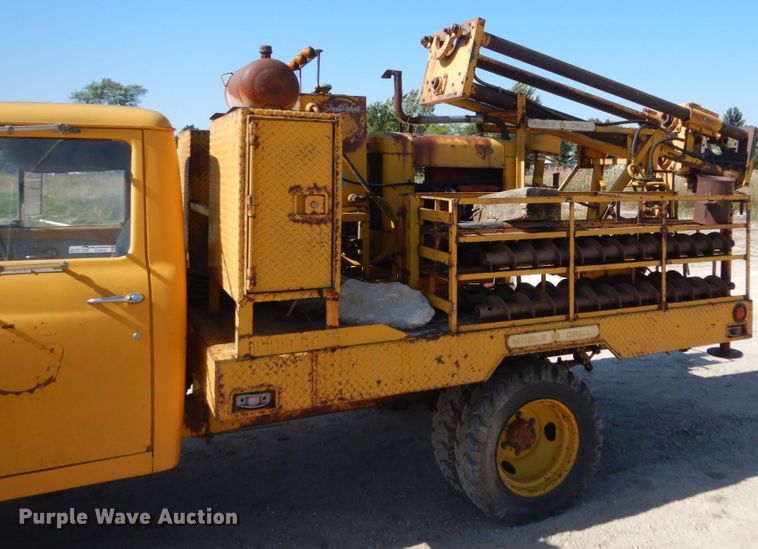 image for item FU9544 1962 International 130 drilling rig truck
