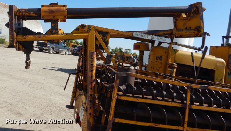 image for item FU9544 1962 International 130 drilling rig truck