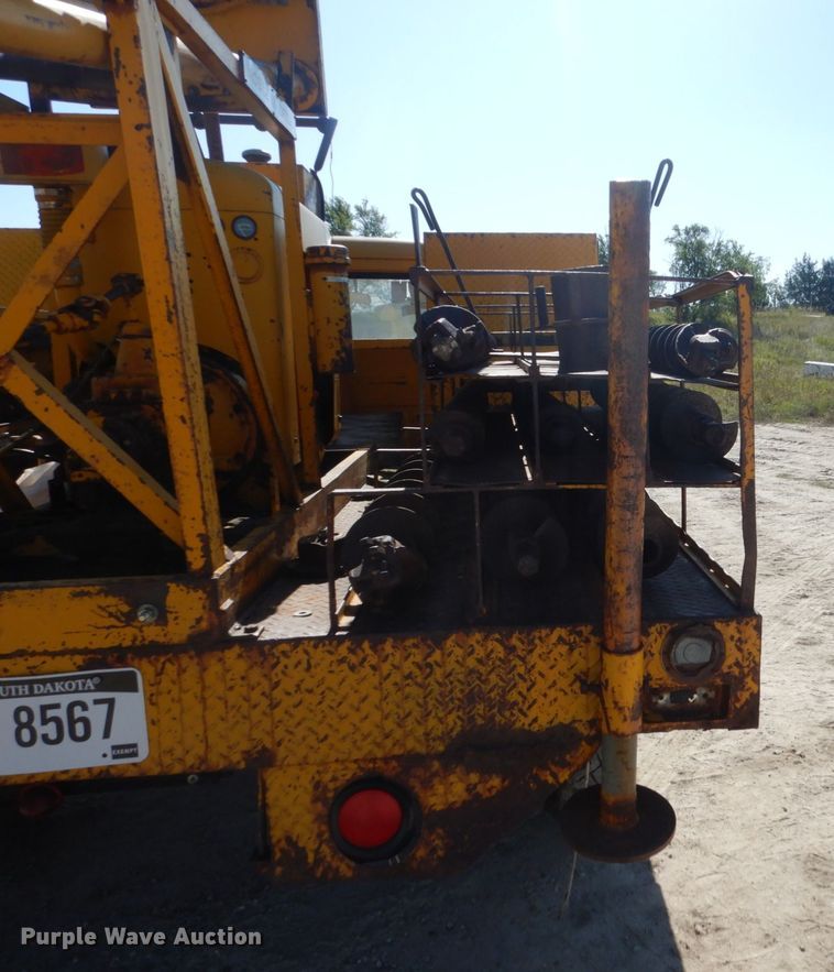 image for item FU9544 1962 International 130 drilling rig truck