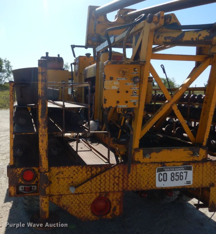 image for item FU9544 1962 International 130 drilling rig truck