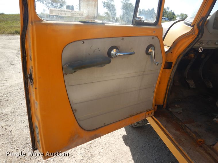 image for item FU9544 1962 International 130 drilling rig truck