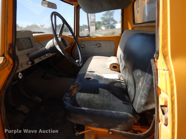 image for item FU9544 1962 International 130 drilling rig truck