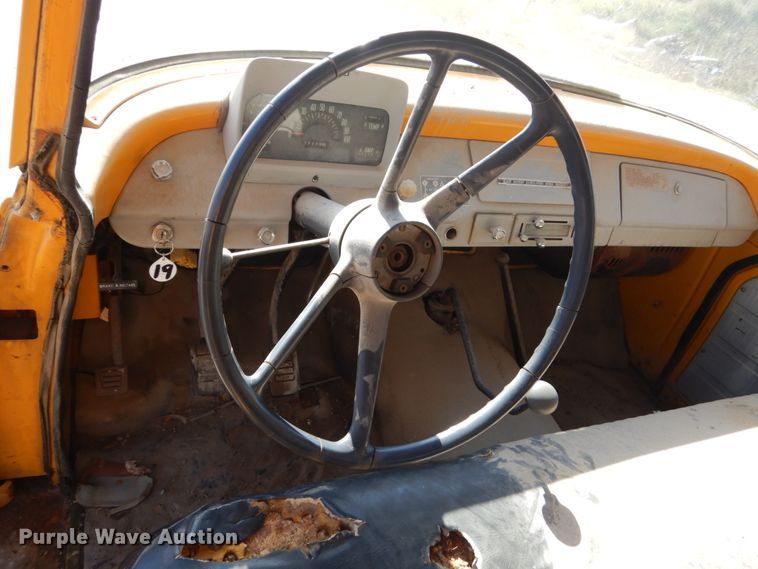 image for item FU9544 1962 International 130 drilling rig truck