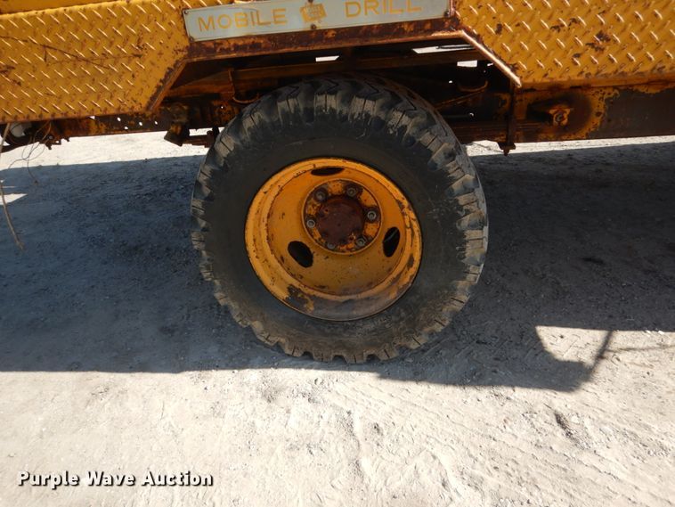 image for item FU9544 1962 International 130 drilling rig truck